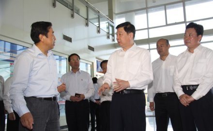 山東省委書記姜異康到中心示范基地調研并向中心全體員工致以節(jié)日問候